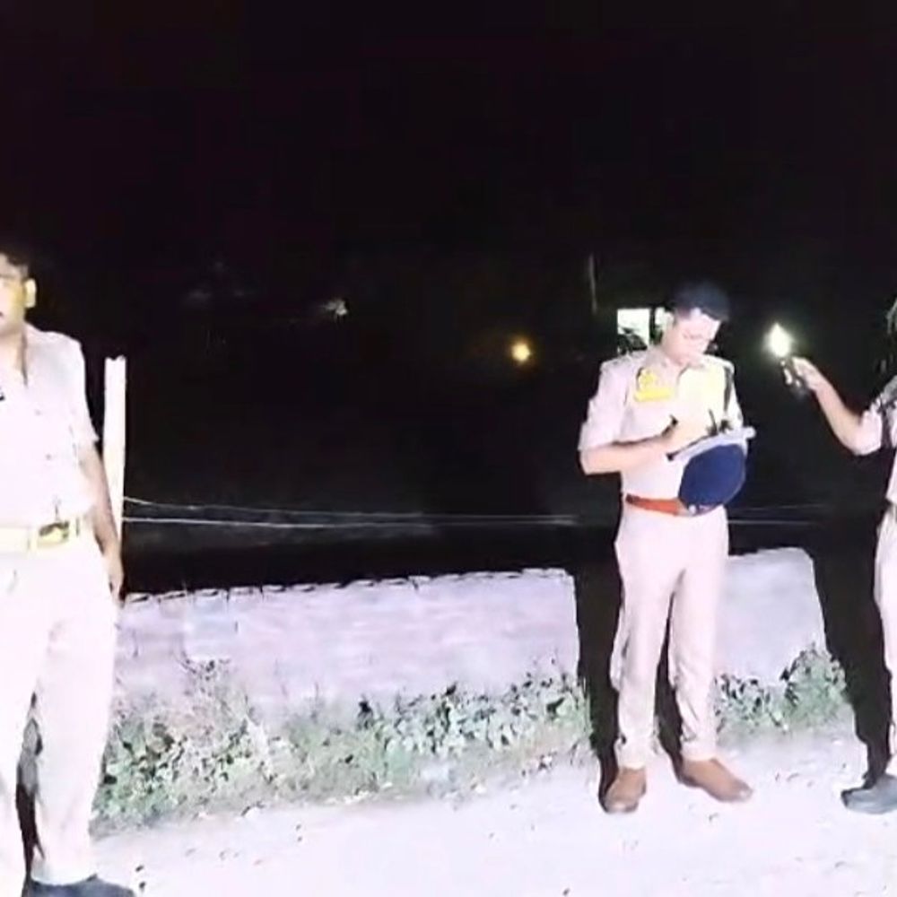 दुष्कर्म का फरार आरोपी मुठभेड़ में गिरफ्तार:संभल पुलिस ने पैर में गोली लगने के बाद सीएचसी में भर्ती कराया, बाइक और हथियार बरामद