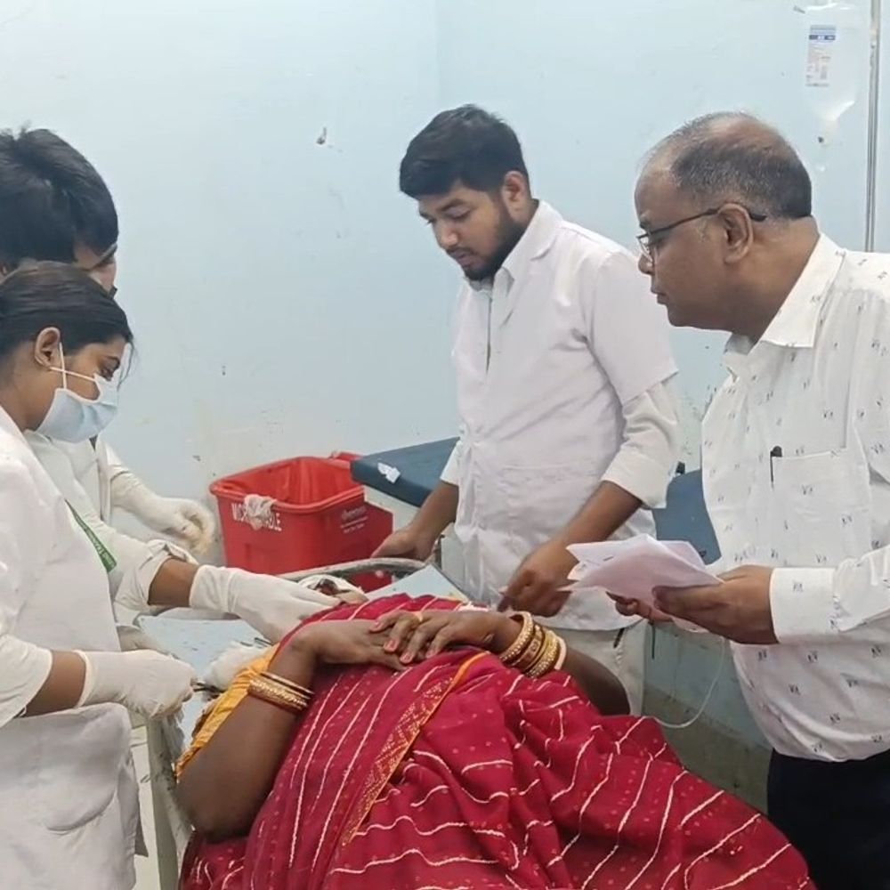 गोपालगंज में सड़क हादसे में युवक की मौत, 2 घायल:रोड क्रॉस कर रही महिला को बाइक ने मारी टक्कर, अनियंत्रित होकर गिरने से गई जान