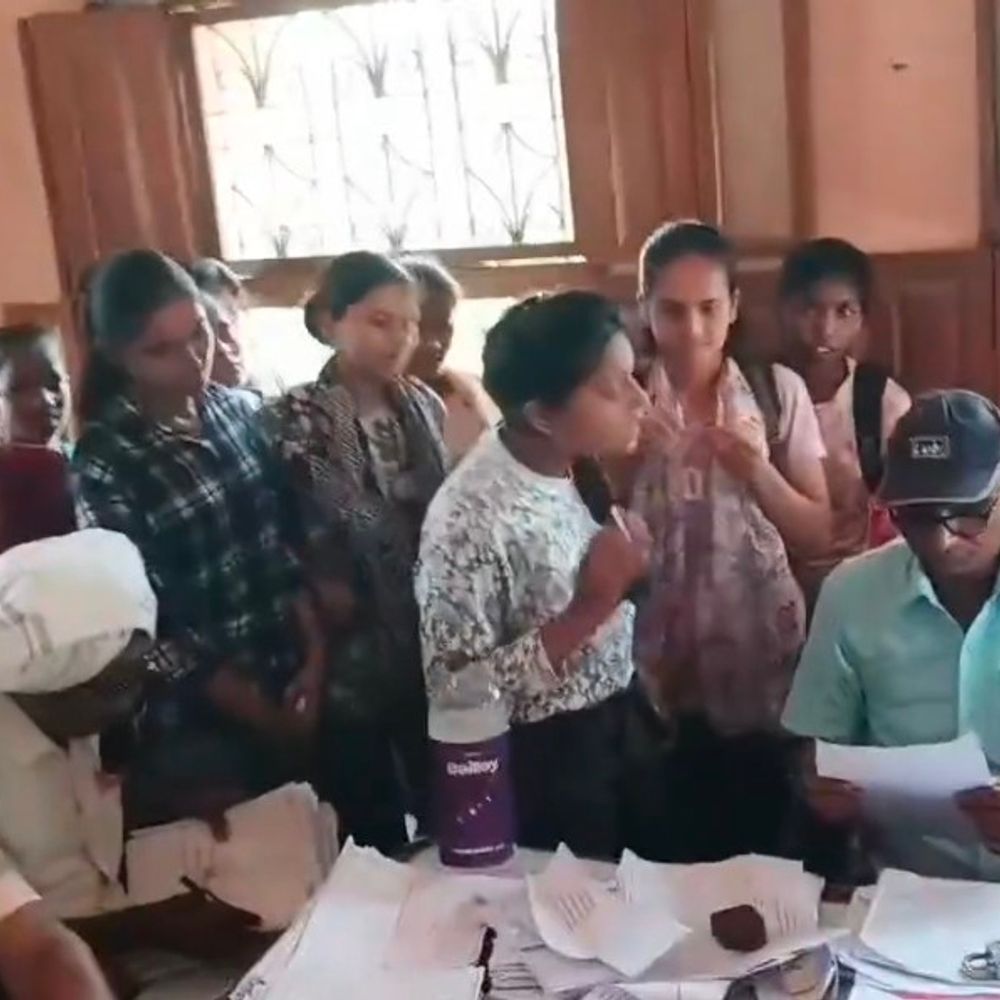 लखीसराय में टॉयलेट-पेयजल को लेकर प्रिंसिपल रूम में् प्रोटेस्ट:छात्राओं ने कॉलेज में किया हंगामा, कहा-इसके पहले भी कई बार शिकायत कर चुके