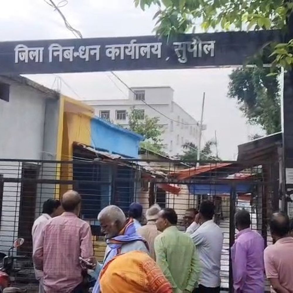 सुपौल में अवर निबंधक अमरेंद्र कुमार पर EOU की रेड:आय से 65.08% अधिक संपत्ति का खुलासा, रजिस्ट्री ऑफिस में छापेमारी जारी