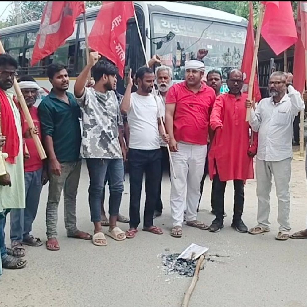 सहरसा में TRE-4 अभ्यर्थियों पर लाठीचार्ज:भाकपा माले ने किया प्रोटेस्ट, मुख्यमंत्री का पुतला फूंका; बोले-शिक्षकों के लाखों पद खाली