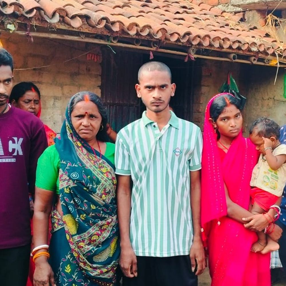 दुबई में कोमा से लौटे राकेश महतो की घर वापसी:घर वापसी पर परिजनों की आंखों में खुशी के आंसू, परिवार वालों ने किया धन्यवाद
