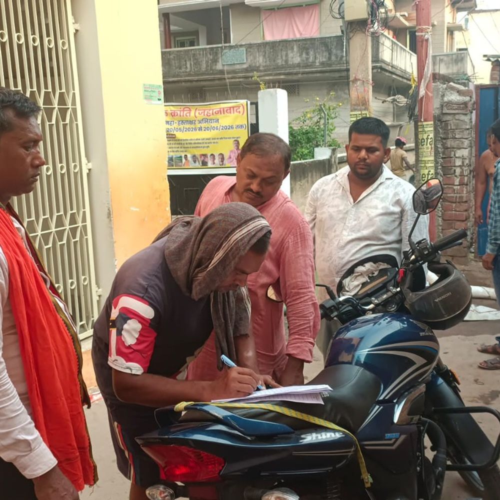 जलजमाव के खिलाफ युवक क्रांति का हस्ताक्षर अभियान:जहानाबाद में गंदे पानी-मच्छरों से लोग परेशान, डेंगू-मलेरिया फैलने का खतरा, प्रशासन से कार्रवाई की मांग