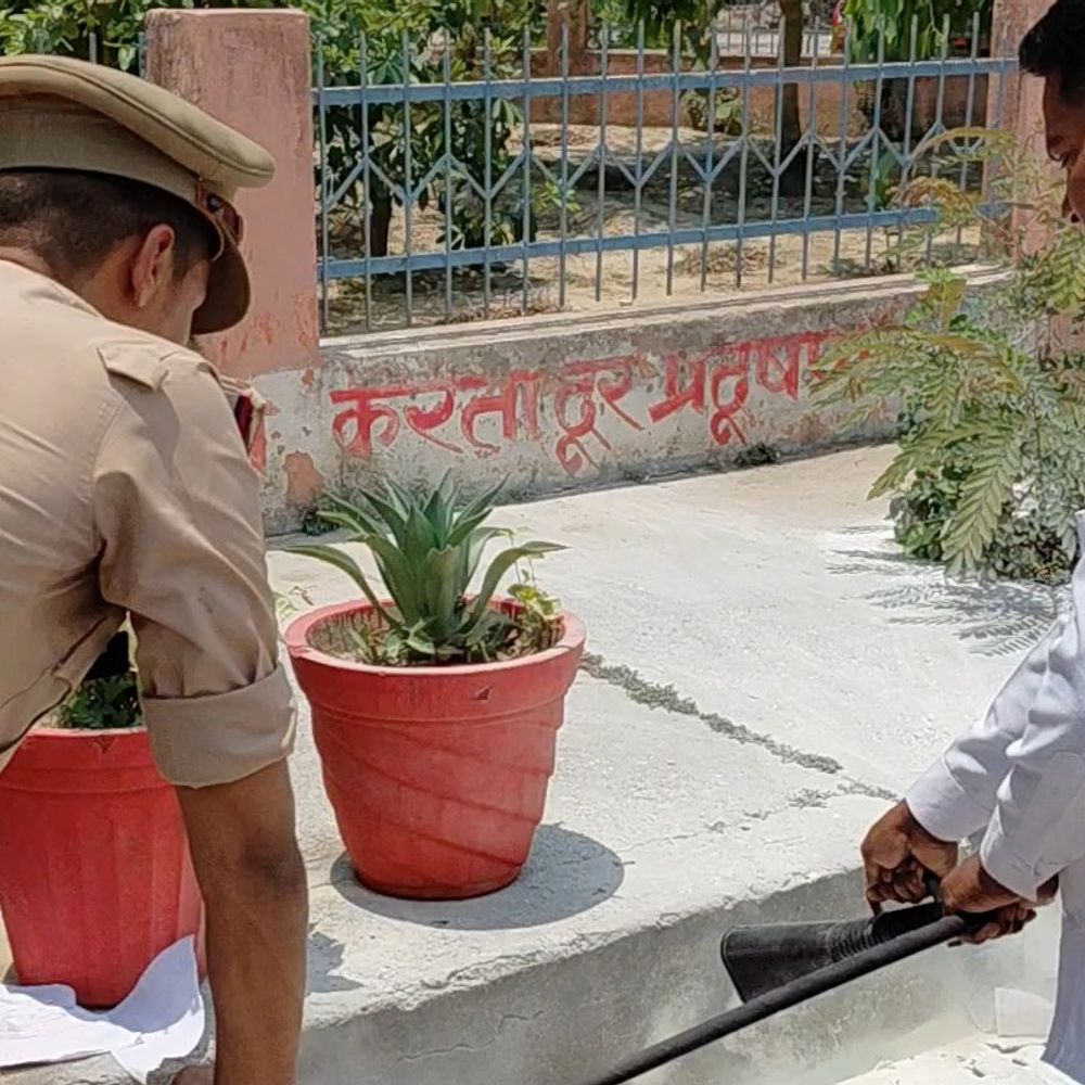 फर्रुखाबाद में दमकल टीम ने दिया आग बुझाने का प्रशिक्षण:स्वास्थ्य कर्मियों को आग से बचाव के यंत्र चलाने का अभ्यास कराया