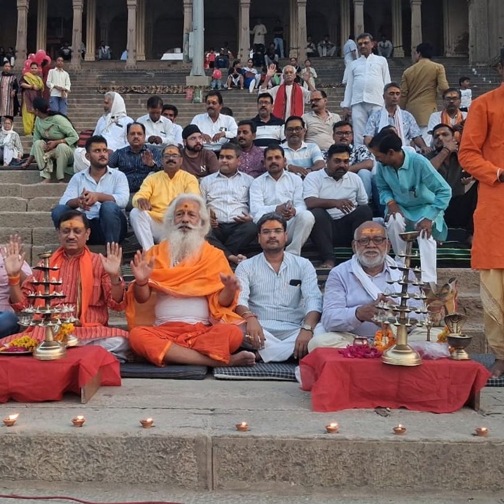 मिर्जापुर में गंगा दशहरा पर भक्तों ने लिया स्वच्छता संकल्प:पक्का घाट पर विशेष पूजा-अर्चना, अविरलता बनाए रखने की अपील
