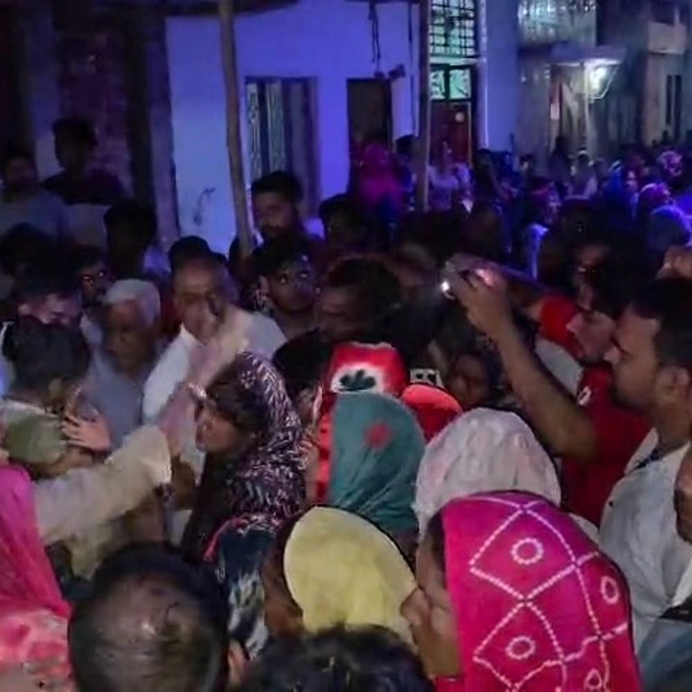 मेरठ में युवक की मौत, मुजफ्फरनगर शव पहुंचने पर हंगामा:जिला अस्पताल पर नहीं रुकी एंबुलेंस, पुलिस सुरक्षा में देर रात अंतिम संस्कार