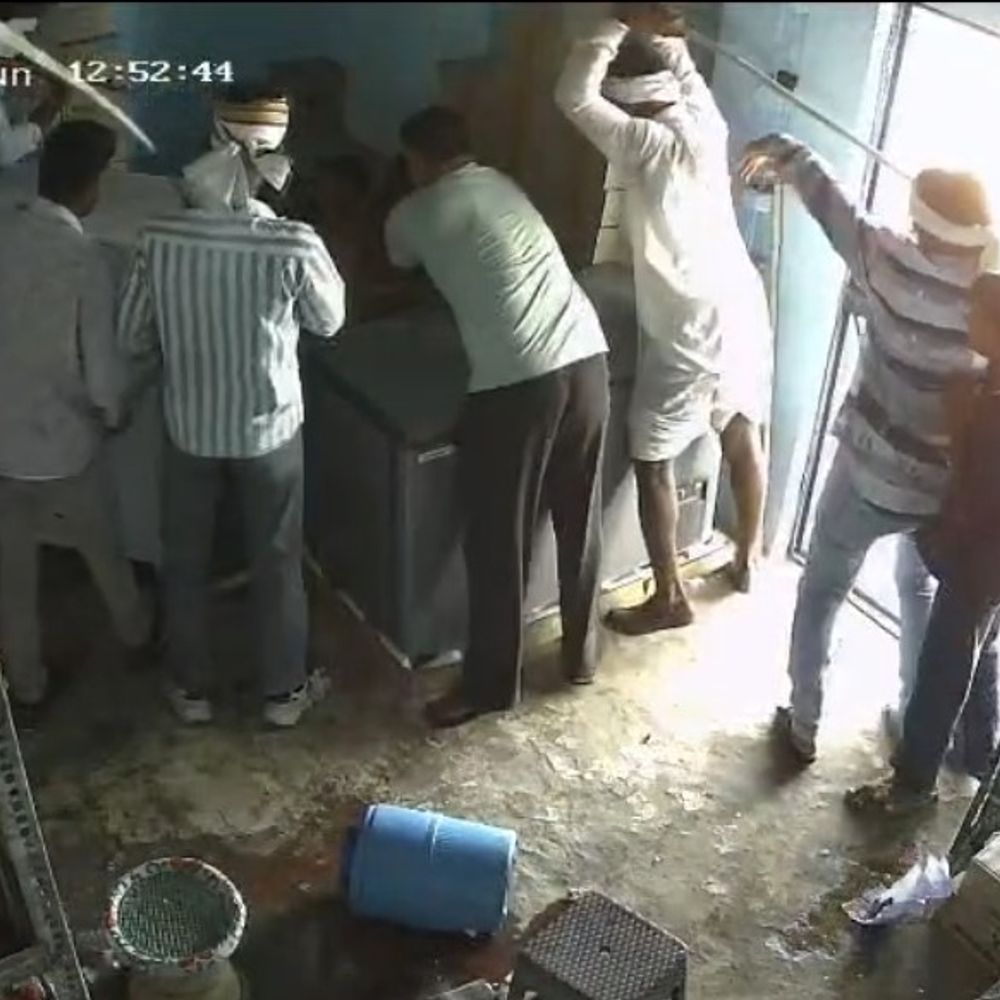 लाठी-डंडों से पीटकर शराब ठेके के सेल्समैन को किया लहूलुहान:सिर में चार टांके और हाथ में फ्रैक्चर, दूसरे ने भागकर बचाई जान