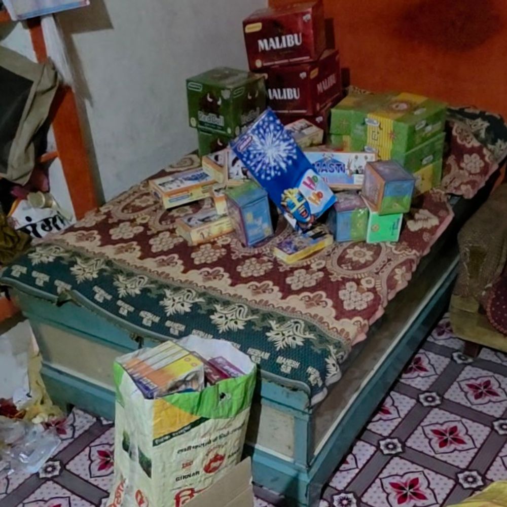 शहर में दो जगहों से अवैध पटाखे जब्त:देवास में ब्लास्ट के बाद शाजापुर में कार्रवाई; दुकान में भरे रखे थे