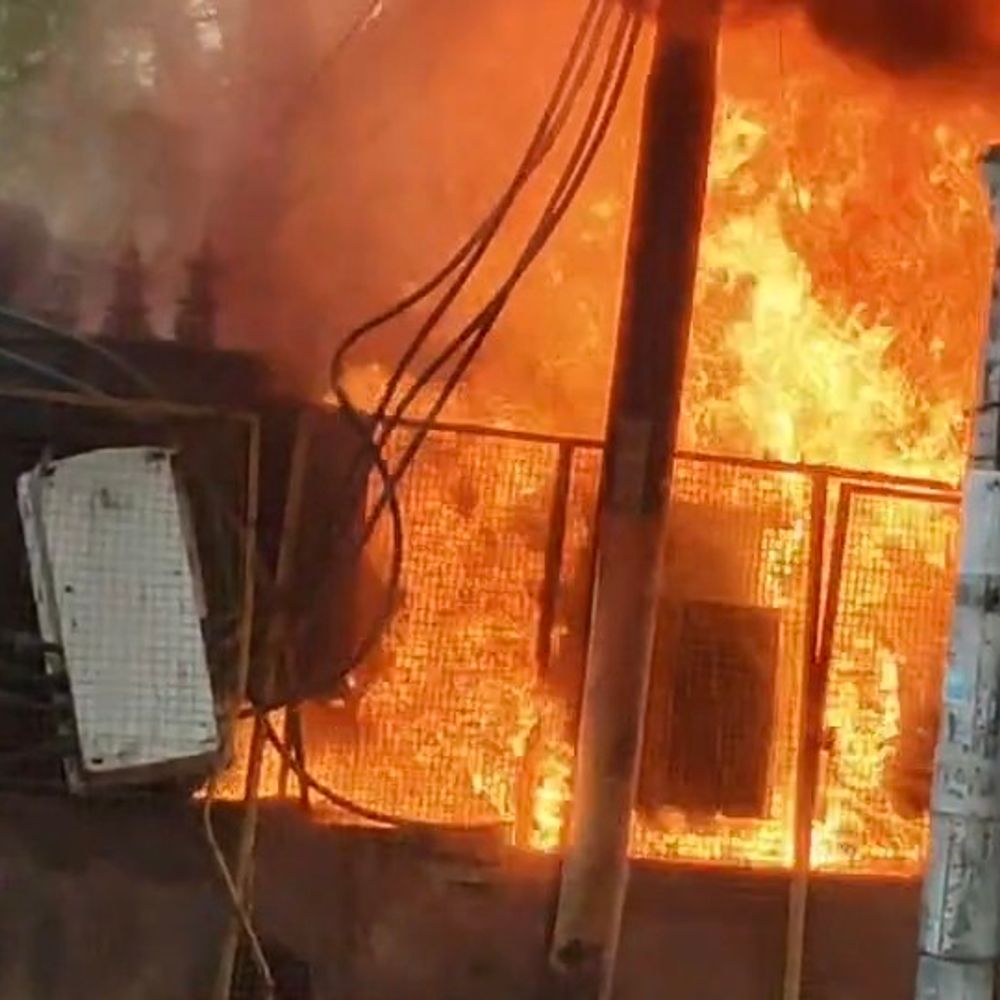 मुजफ्फरनगर में ट्रांसफार्मर में लगी भीषण आग:पास की बिल्डिंग बची, दमकल ने आग पर पाया काबू