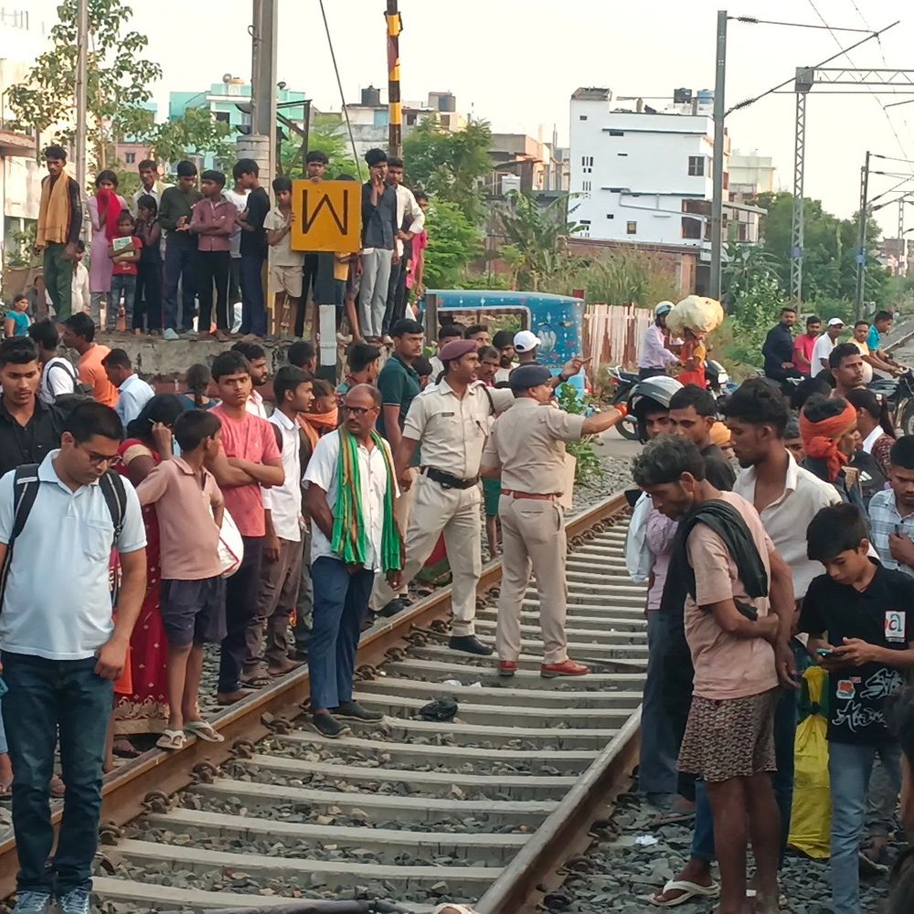जहानाबाद में ट्रेन से गिरकर युवक की मौत:मोबाइल छिनतई के प्रयास में हुआ हादसा, पटना से घर जा रहा था मृतक