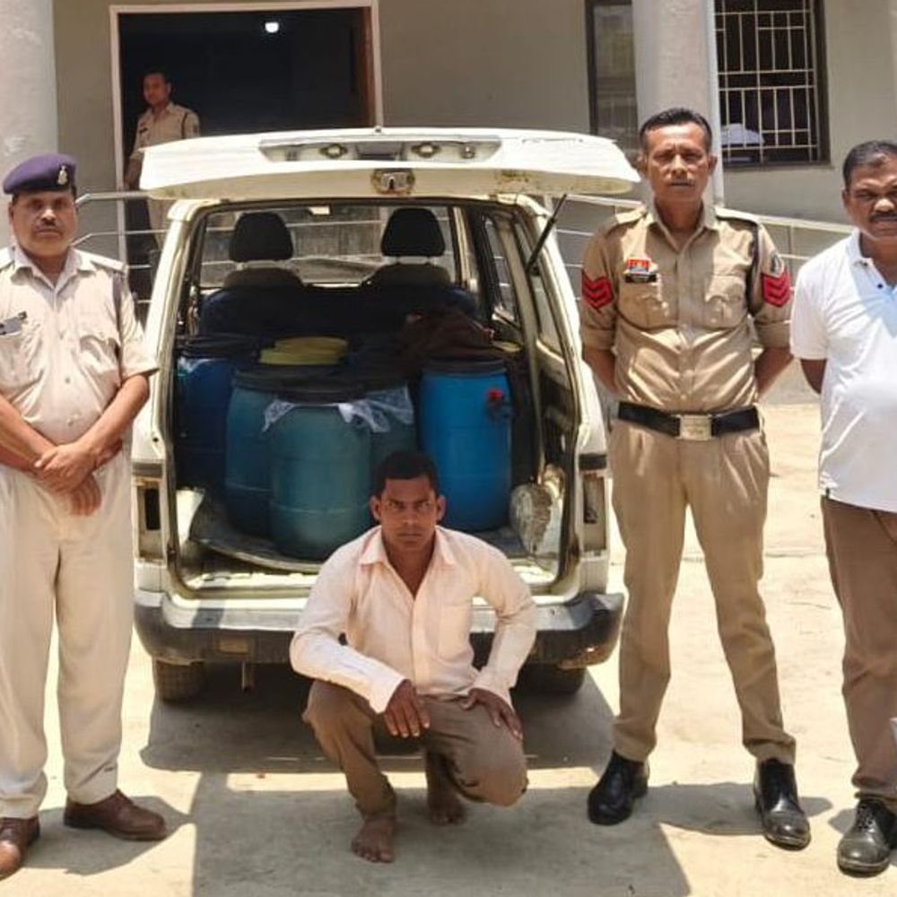 450 लीटर महुआ शराब जब्त, एक आरोपी गिरफ्तार:सरायपाली पुलिस ने दबोचा, सारंगढ़-बिलाईगढ़ से मारुति वैन में लाई जा रही थी शराब