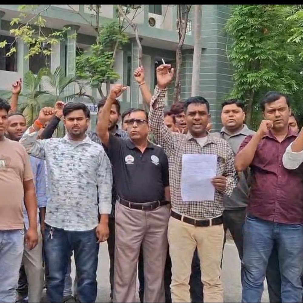 ऊर्जा मित्रों को 21 माह से नहीं मिला EPF-ESI:पाकुड़ में विद्युत विभाग के ठेकेदार पर आरोप, कार्यपालक अभियंता को सौंपा आवेदन