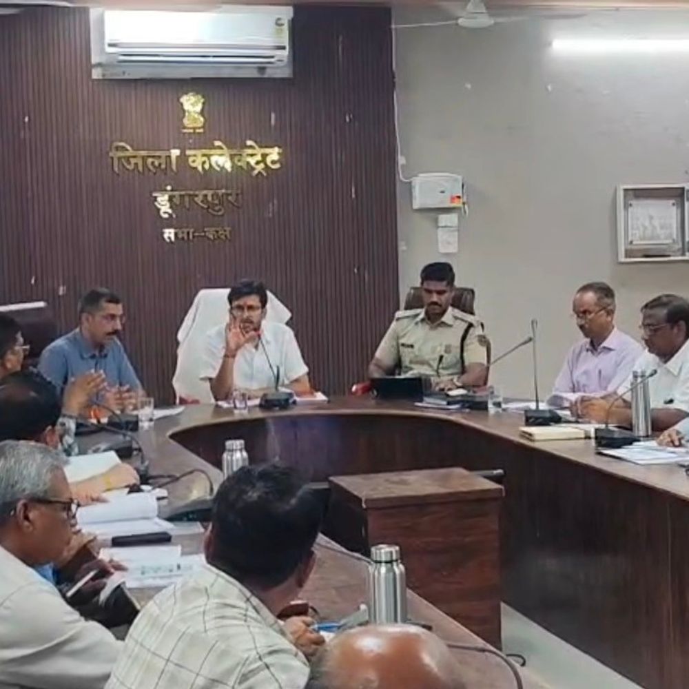 प्रभारी सचिव मेहता ने की फ्लैगशिप योजनाओं की समीक्षा:जिले में अवैध बिजली और पानी के कनेक्शन काटने के दिए निर्देश