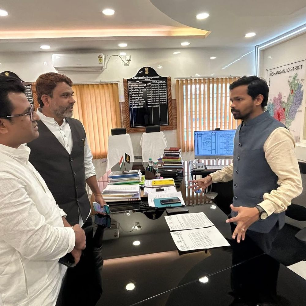 किशनगंज AIMIM नेताओं की DM से मुलाकात:तौसिफ रजा हत्याकांड में केंद्रीय जांच की मांग की; सड़क-बिजली-जलजमाव मुद्दे भी उठाए