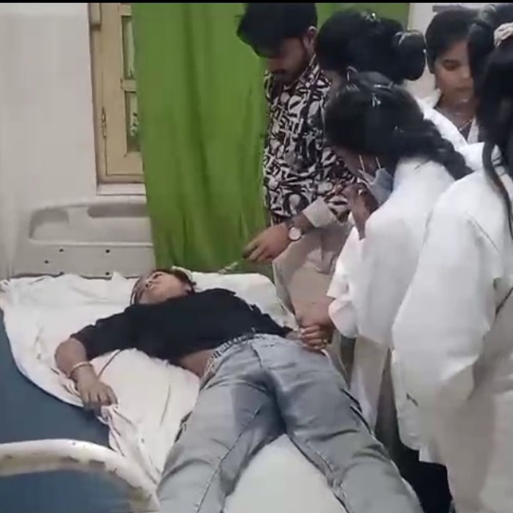 सतना में युवती ने फांसी लगाकर की आत्महत्या:छोटी बहन छत के रास्ते घर में पहुंची तो कमरे में फंदे पर लटका मिला शव