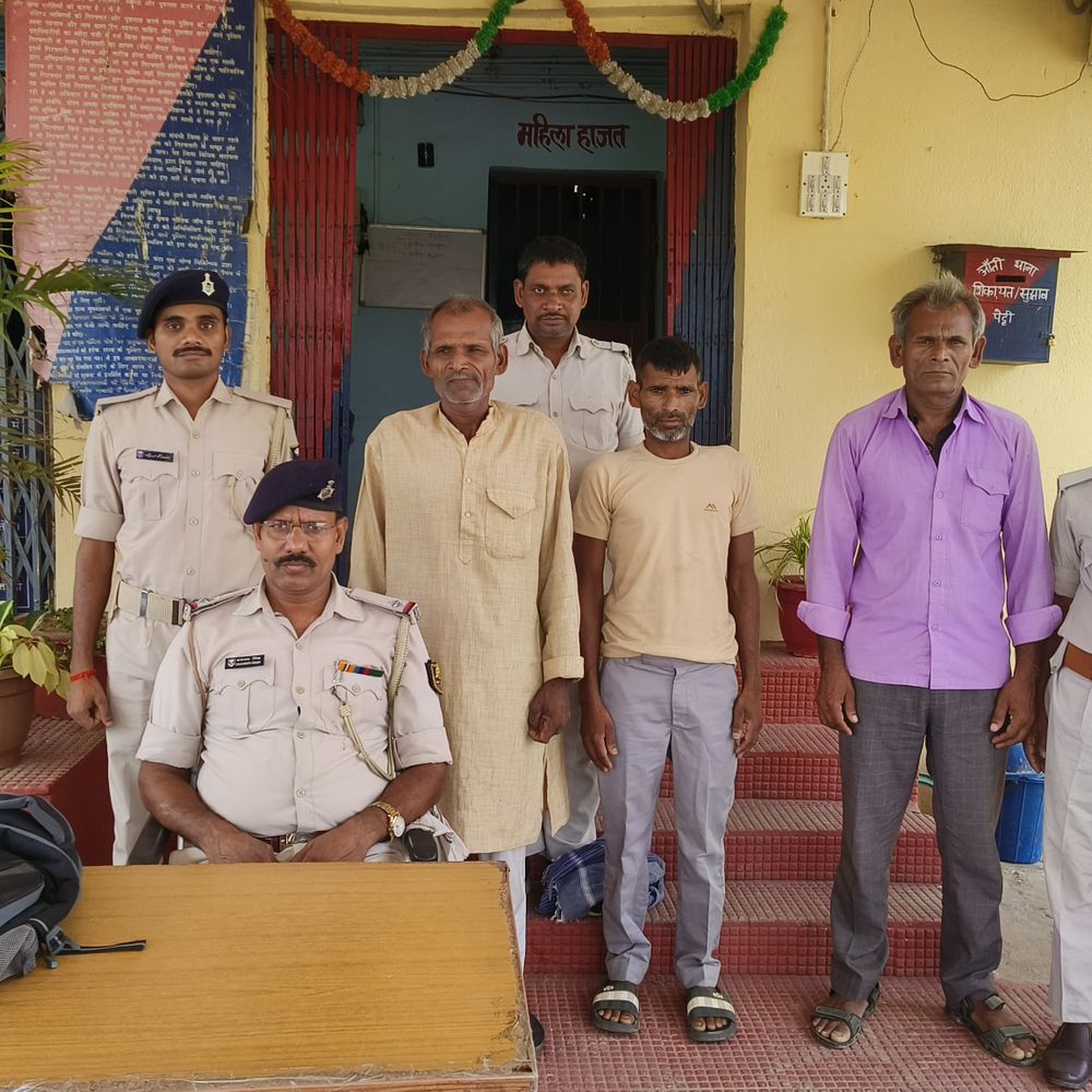 गयाजी में तीन वारंटी आरोपी गिरफ्तार:तीनों लंबे समय से फरार चल रहे थे, पुलिस ने छापेमारी कर पकड़ा