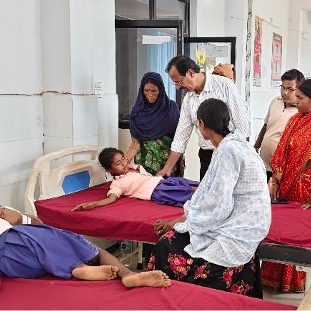 लातेहार में स्कूल का छज्जा गिरा, 6 छात्र घायल:बरवाडीह प्रखंड में मिड डे मील के दौरान हुआ हादसा, दो छात्राओं को आई गंभीर चोटें