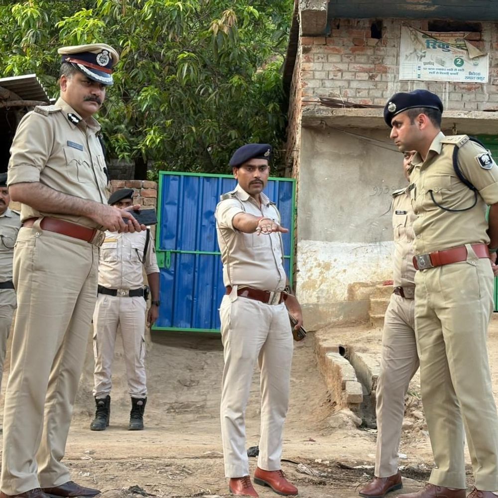 अवैध बालू खनन-शराब माफिया को आईजी विकास वैभव की चेतावनी:क्षेत्र छोड़कर जाने, नहीं तो कारोबार बंद करने को कहा, निर्दोषों की रक्षा का दिया निर्देश