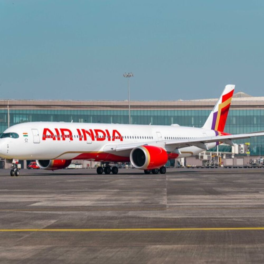 मुंबई एयरपोर्ट पर ग्राउंड स्टाफ का प्रदर्शन:सैलरी बढ़ाने की मांग, एअर इंडिया और AI एक्सप्रेस की कई उड़ानें लेट