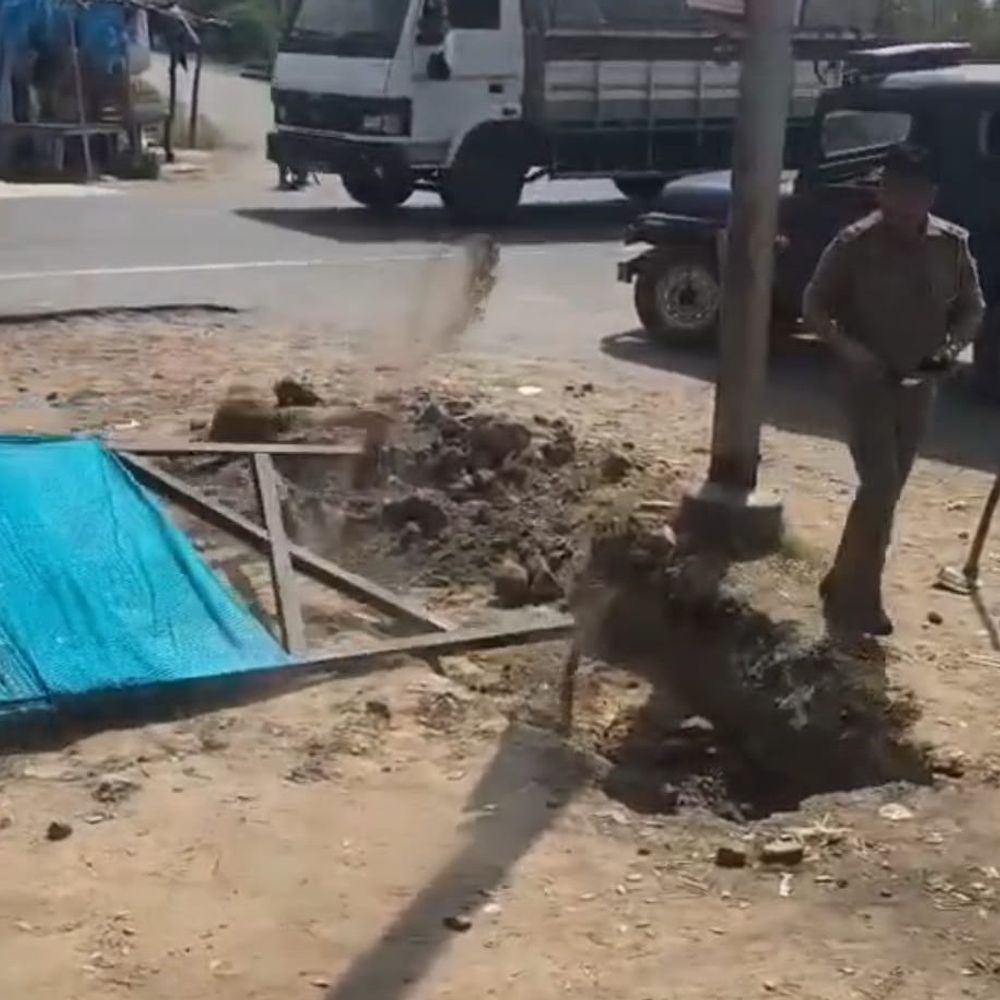 दरोगा ने लोकमाता अहिल्याबाई होल्कर का बोर्ड गिराया, VIDEO:हाथरस में ग्रामीणों के विरोध के बाद चौकी प्रभारी निलंबित