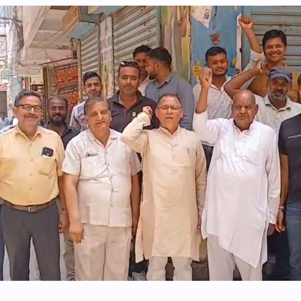 हापुड़ में मेडिकल स्टोर बंद मिले:ऑनलाइन दवा बिक्री के विरोध में थोक विक्रेताओं ने किया प्रदर्शन