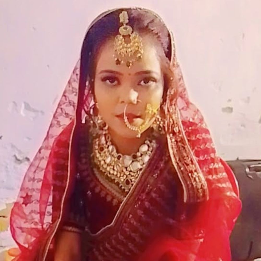 नवविवाहिता की ट्रेन से गिरकर मौत:पूर्णागिरि दर्शन से लौटते समय हुआ हादसा, सिर पोल से टकराया