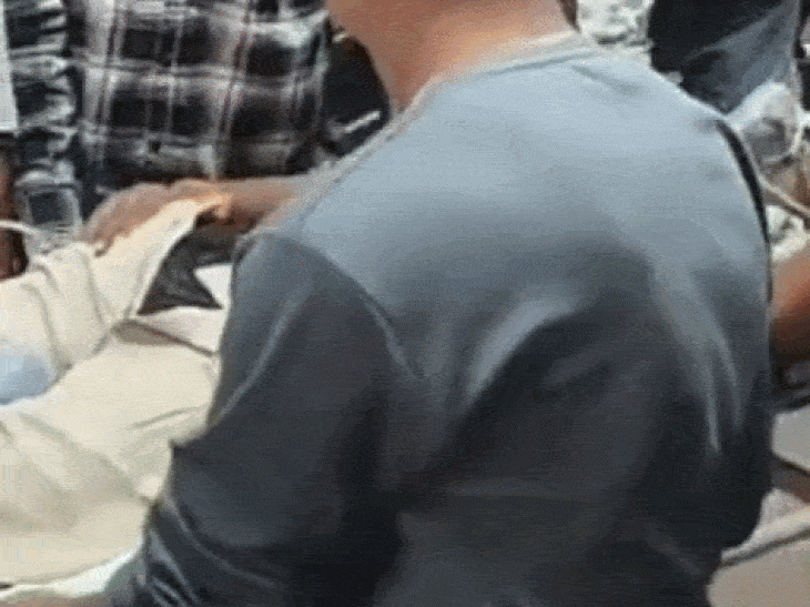 माफिया ने हेड कॉन्स्टेबल को ट्रैक्टर से कुचला, पसलियां टूटी:बालाघाट में अवैध रेत परिवहन का VIDEO बनाते समय हमला; हालत गंभीर