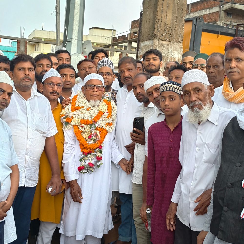 जगदीशपुर के बड़ी मस्जिद में जलसा का आयोजन:हज यात्री को फूल माला पहनाकर विदाई दी, कार्यक्रम में सैकड़ों लोग शामिल हुए