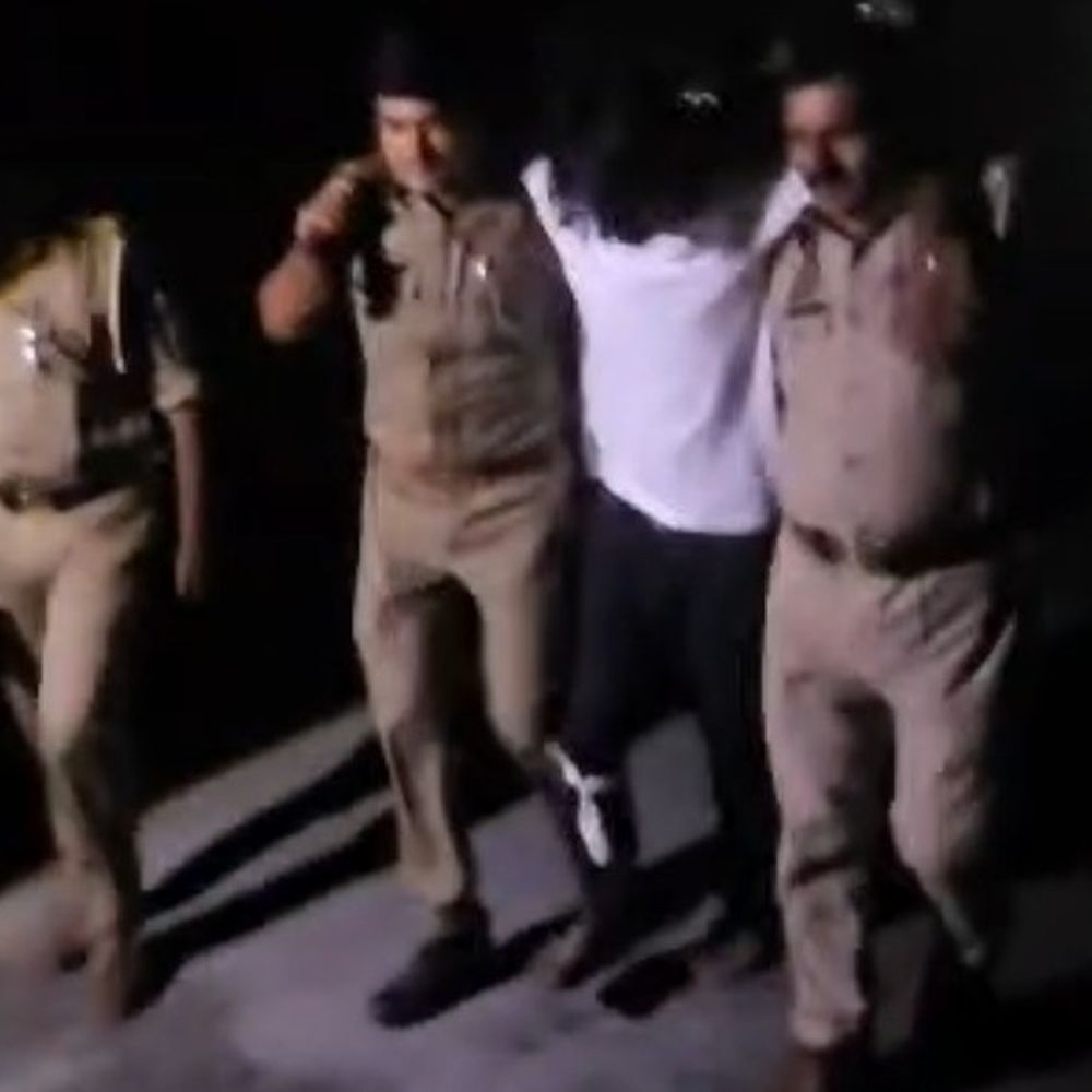 पुलिस मुठभेड़ में ट्रक लूटकांड का आरोपी गिरफ्तार:उन्नाव में पैर में गोली लगने से घायल, अस्पताल में भर्ती