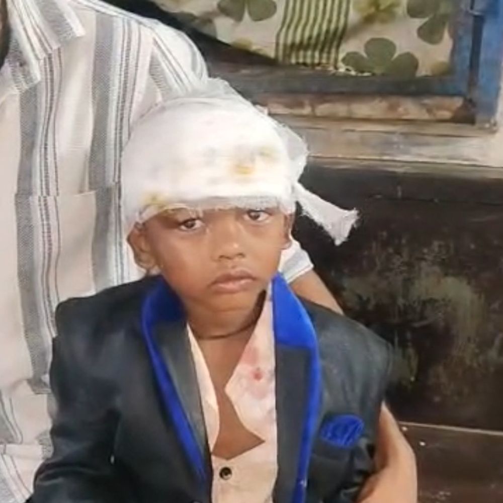 मवेशी से टकराई बाइक, बच्चे समेत 4 घायल:दो की हालत गंभीर, जबलपुर रेफर; शादी से लौटते समय हादसा