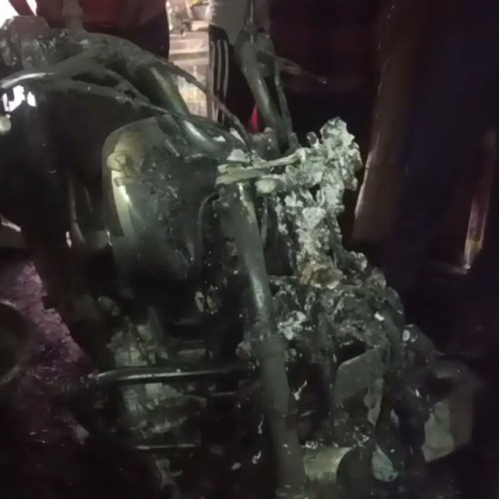 फिरोजाबाद में परचून दुकान में आग, लाखों का सामान राख:दुकान के अंदर खड़ी बाइक भी जली, अज्ञात पर आगजनी का आरोप