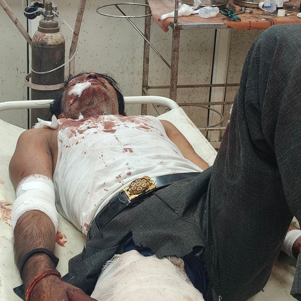 हाथरस में बाइक से गिरकर महिला की मौत:एक अन्य सड़क हादसे में मैक्स पिकअप गाड़ी का चालक गंभीर घायल