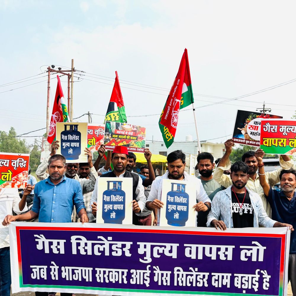 कामर्शियल गैस सिलेंडर के दाम बढ़े, सपा का प्रदर्शन:देवरिया में कार्यकर्ताओं ने सरकार विरोधी नारे लगाए