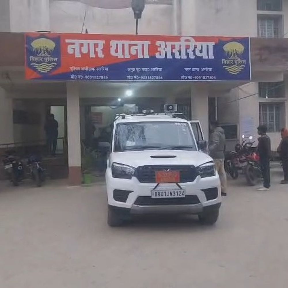गोढ़ी चौक पर शराब तस्करी, 2 सगे भाई अरेस्ट:अररिया में बाइक से ले जा रहे थे 15 बोतल विदेशी शराब