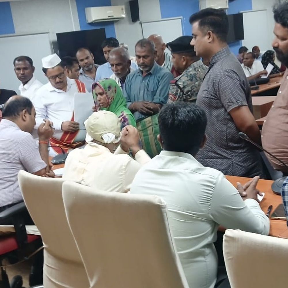 समस्तीपुर जिलाधिकारी बोले- जनता दरबार में समस्या का समाधान होगा:अधिकारियों से कहा- लापरवाही बर्दाश्त नहीं; लोगों ने जमीन पर कब्जे की शिकायतें दर्ज कराईं