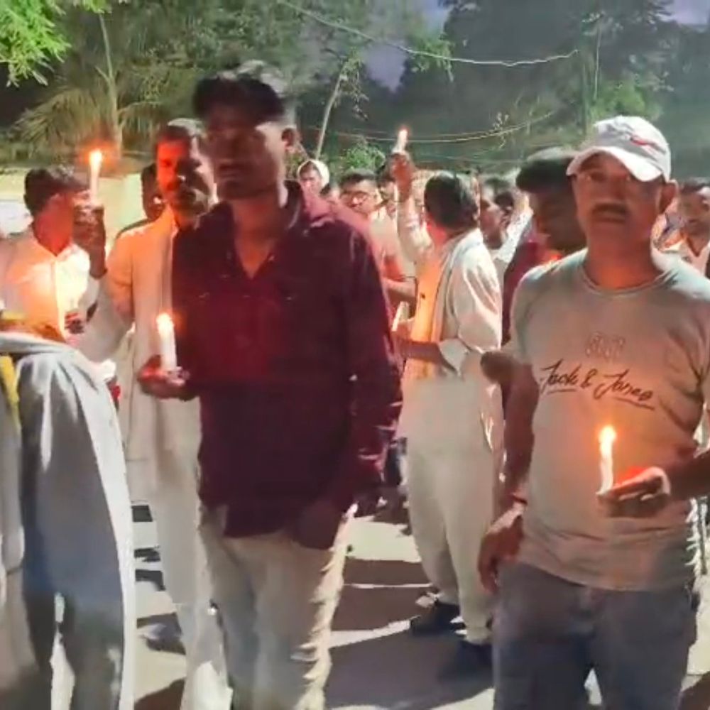 प्रतापगढ़ में प्रधान पति मौत पर ग्रामीणों का कैंडल मार्च:परिजनों ने सीबीसीआईडी जांच और न्याय की मांग की