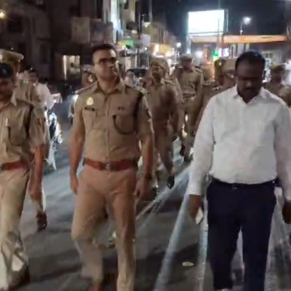 फिरोजाबाद में बकरीद से पहले हाई अलर्ट:SSP-DM ने फ्लैग मार्च निकाला, सड़क पर नमाज न पढ़ने की अपील