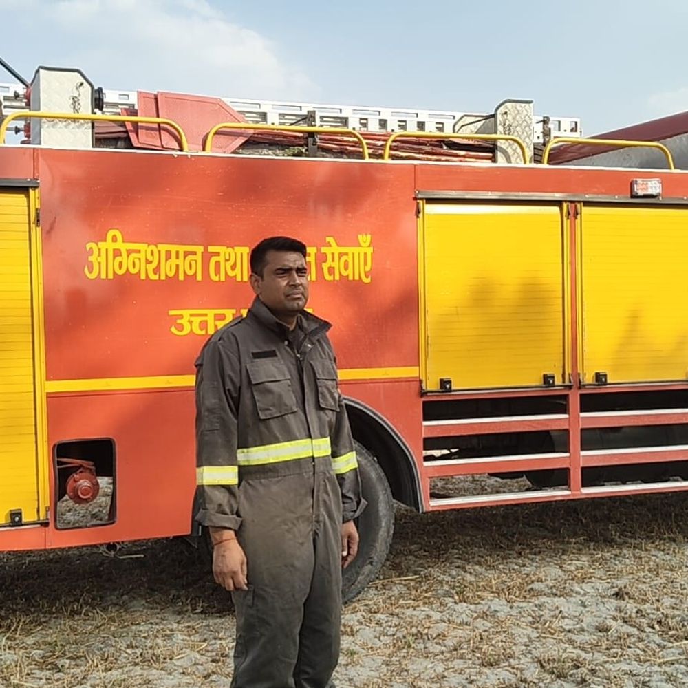 औरैया में खेतों में लगी आग, सैकड़ों बीघा भूसा खाक:राजस्व निरीक्षक ने मौके का निरीक्षण किया