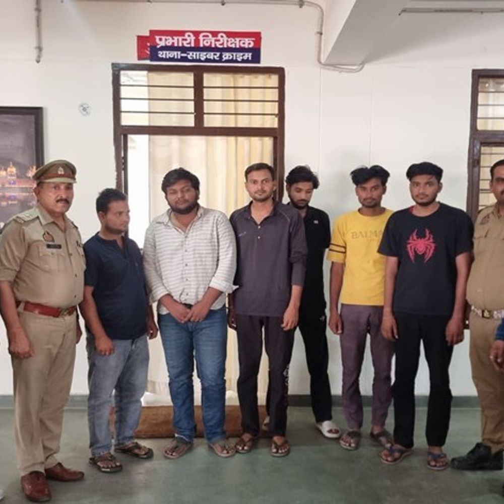 साइबर ठगी करने वाले छह आरोपी गिरफ्तार:20 राज्यों में शिकायत, मथुरा में थार गाड़ी समेत बैंक दस्तावेज और मोबाइल बरामद