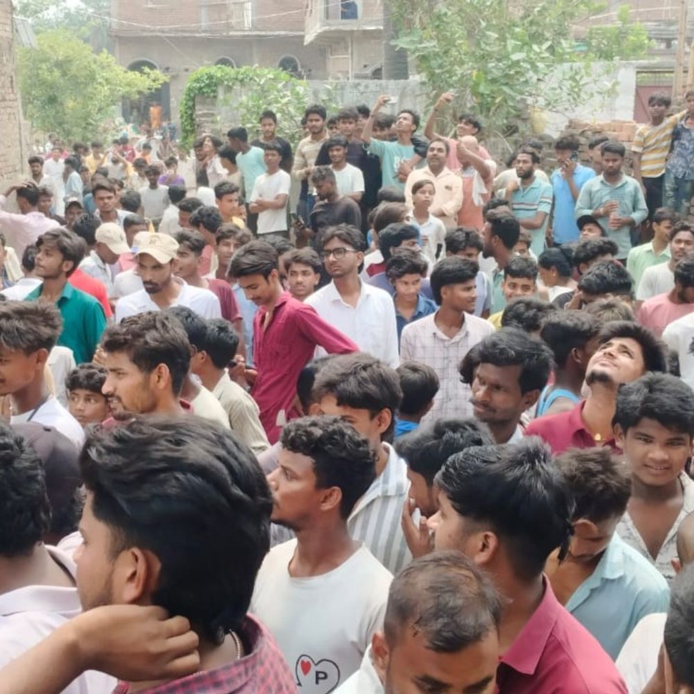 ब्वॉयफ्रेंड से शादी को 120 फीट टॉवर पर चढ़ी युवती:7 घंटे चला ड्रामा, प्रेमी के पिता से 20 लाख रुपये मांगने का आरोप; गई जेल