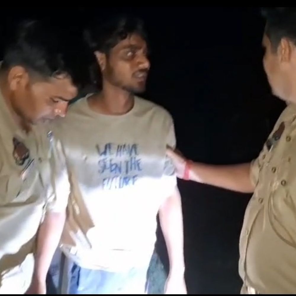 एटा में पुलिस मुठभेड़ के बाद दो बदमाश गिरफ्तार:एक के पैर में लगी गोली, अवैध तमंचे बरामद; महिलाओं से लूट-छीना-झपटी की घटनाओं में थे शामिल