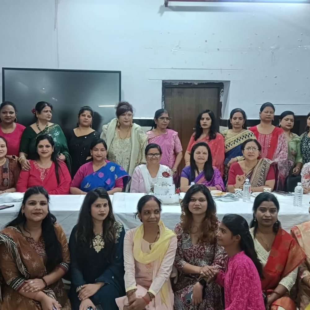 फ्लोरेंस नाइटिंगेल को श्रद्धांजलि दी:कानपुर GSVM में मना अंतरराष्ट्रीय नर्स दिवस, डॉ. रेनू गुप्ता बोलीं- समर्पण की मिसाल हैं हमारी नर्सें