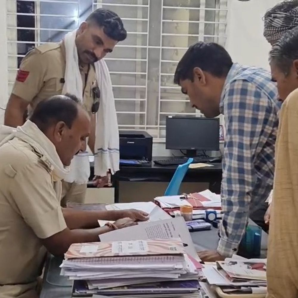 गेहूं उपार्जन केंद्र प्रभारी को लकड़ी और लात-घूंसें मारे:शाजापुर में चार किसानों पर केस; कचरा साफ करने की बात पर हुआ था विवाद