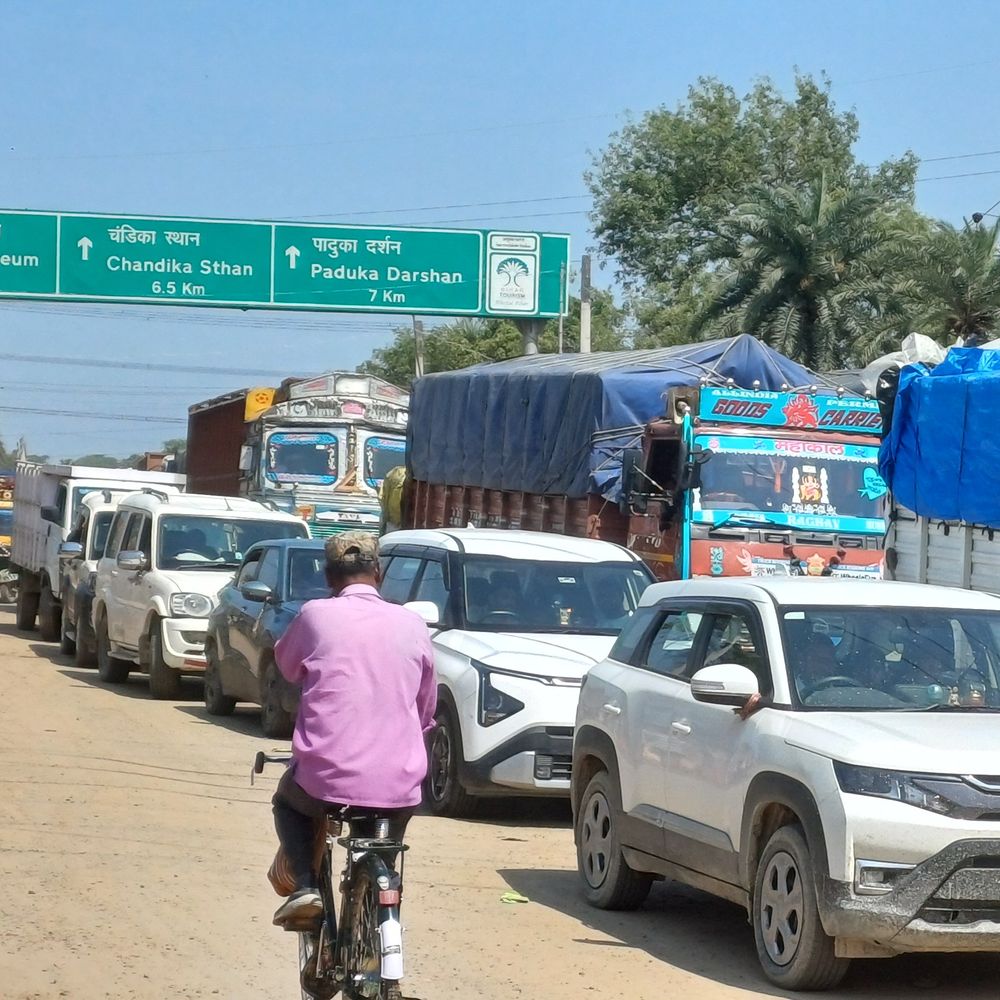 विक्रमशिला पुल बंद होने पर, मुंगेर में लगा लंबा जाम:दूसरे दिन भी 3 KM तक ट्रकों की लगी कतार, उद्घाटन के बाद पहली बार इतना दबाव