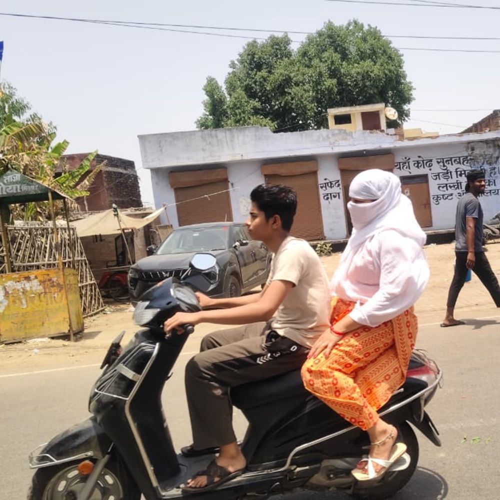 उन्नाव में पारा 43 डिग्री, अस्पतालों में बढ़े मरीज:भीषण गर्मी से जनजीवन प्रभावित, डॉक्टरों ने बचाव की सलाह दी