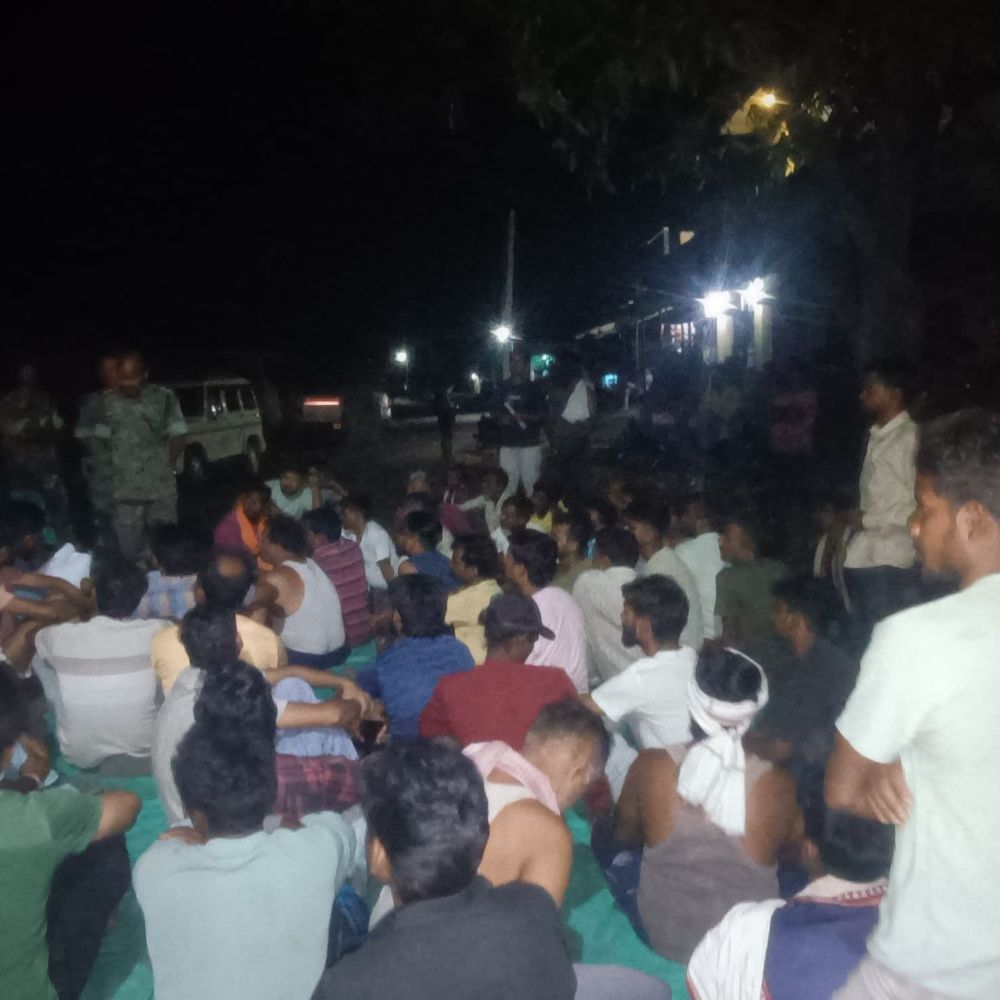 कोयला लदे हाइवा के खिलाफ ग्रामीणों का आंदोलन जारी:लातेहार में रातभर सड़क पर डटे रहे ग्रामीण, दुकानदारों ने भी किया समर्थन