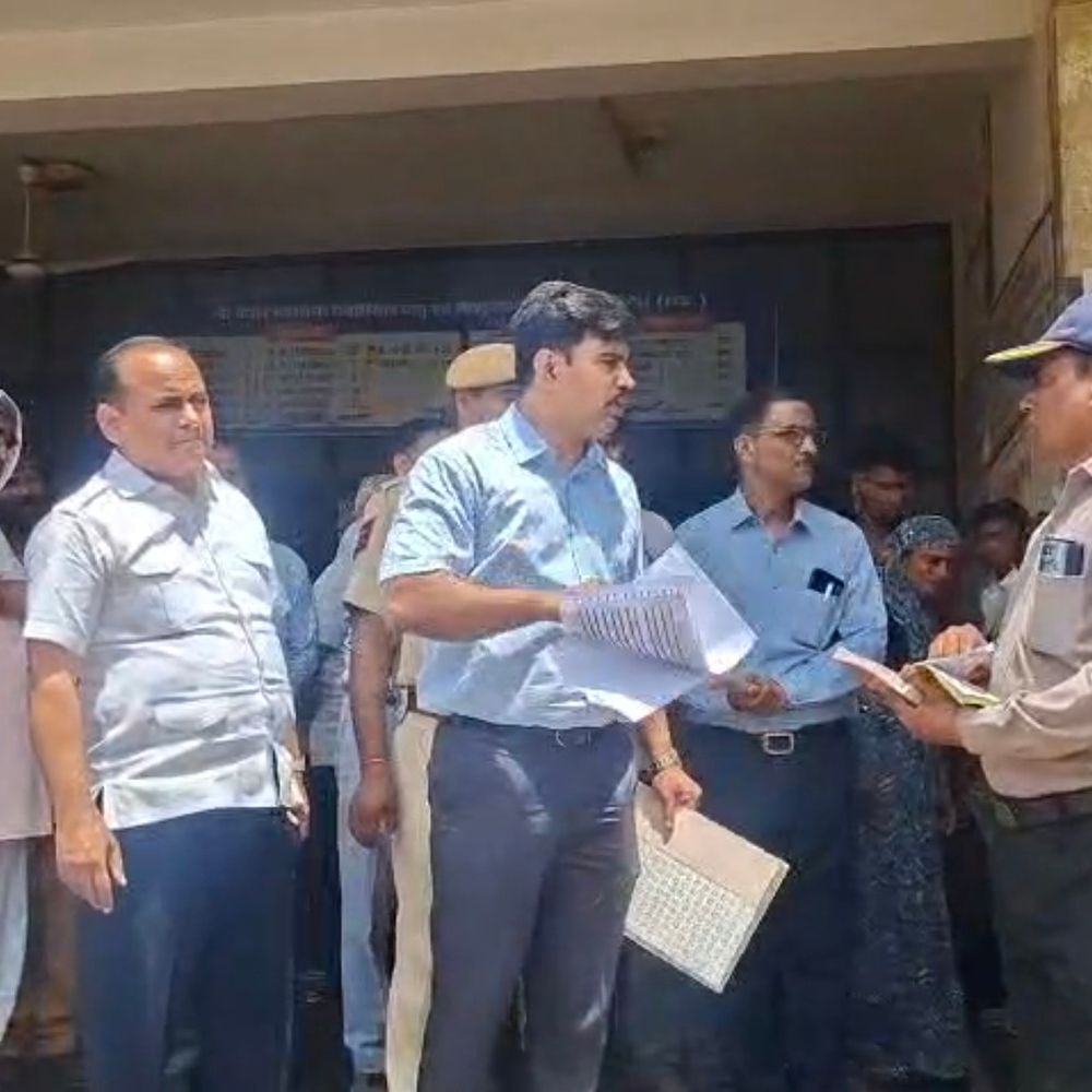 कलेक्टर ने किया जिला अस्पताल का औचक निरीक्षण:गुटखा खाने वालों को खदेड़ा, हाजिरी रजिस्टर में गड़बड़ी पर जताई नाराजगी