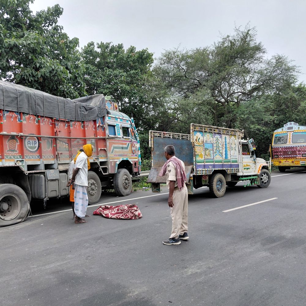 खगड़िया NH-31 पर दो ट्रकों की टक्कर, एक की मौत:नवगछिया से आ रहे ट्रक ने खड़े ट्रक को मारी टक्कर, जाम लगने से यात्री परेशान
