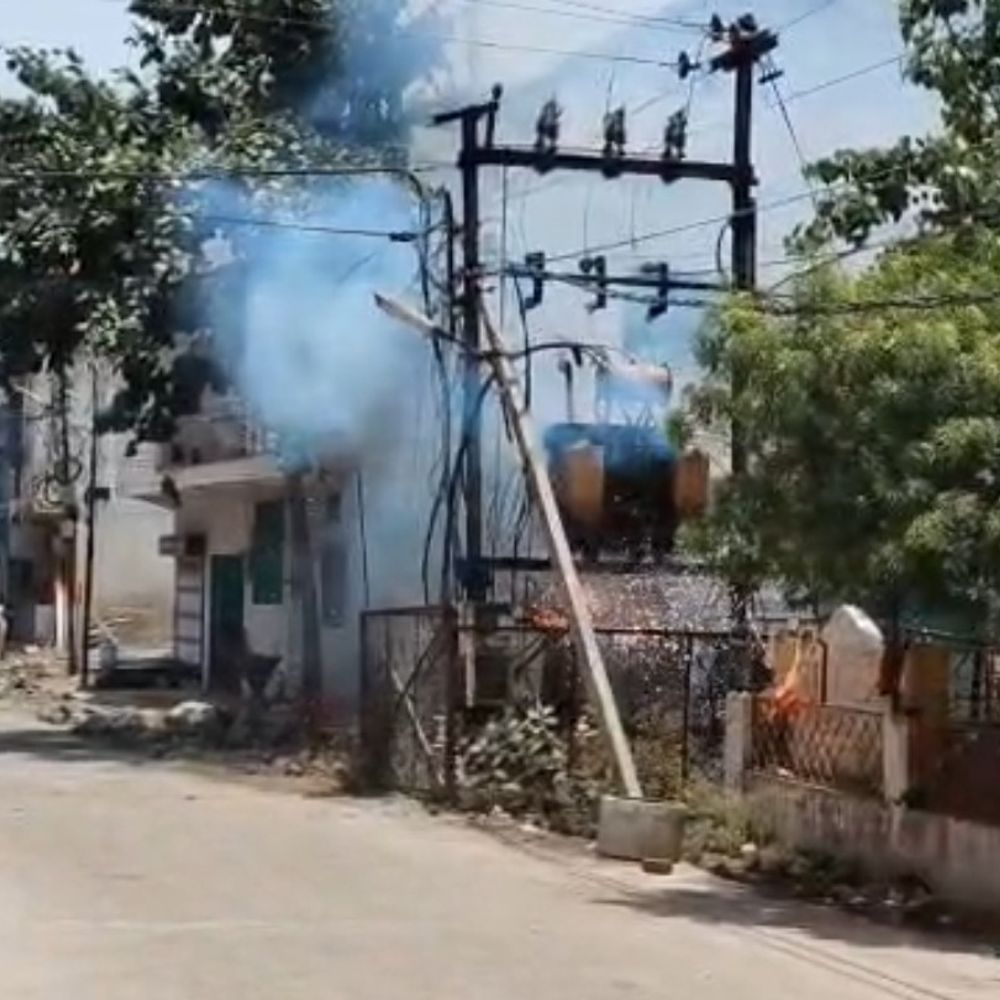 ट्रांसफार्मर में लगी आग, 30 सेकंड तक होते रहे ब्लास्ट:देवास में मेंटेनेंस के बाद आई बिजली लेकिन 10 मिनट बाद डीपी में जली