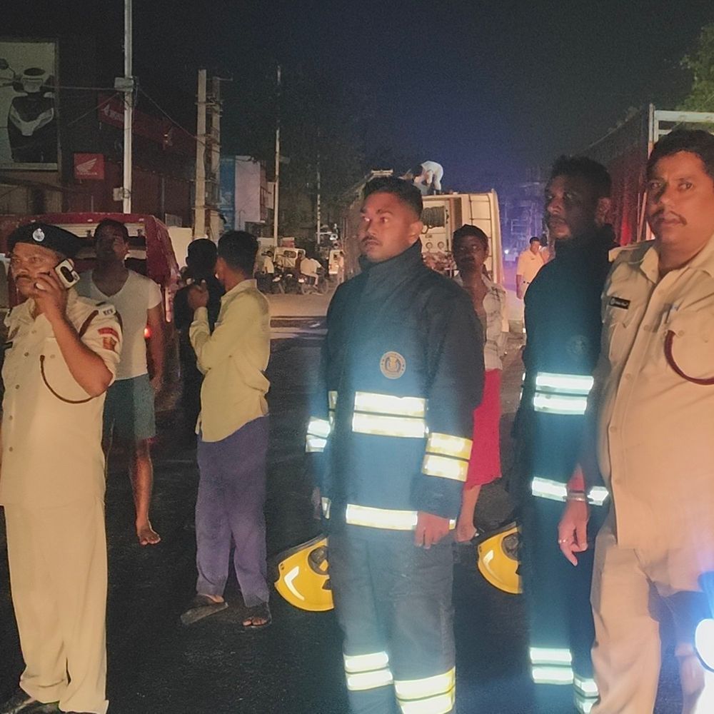 जहानाबाद में ट्रांसपोर्ट ट्रक में लगी भीषण आग:होंडा की 40 नई गाड़ियां जलकर खाक, 50 लाख का नुकसान; शॉर्ट सर्किट की आशंका